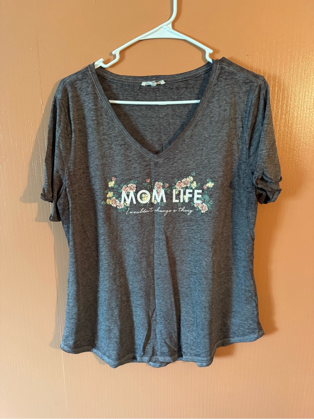 Maurices Women’s Mom Life Graphic V-Neck T-Shirt brown Size Large